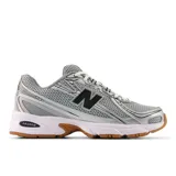 Championes New Balance 740 color gris con detalles en plateado y negro.