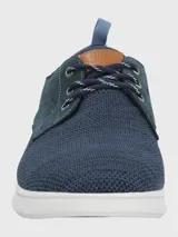 Zapatilla urbana Hush Puppies modelo Port, color negro con capellada de cuero y malla, cordones negros y suela blanca con tecnología ZeroG de EVA.