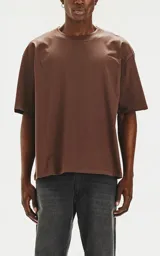 Remerón marrón chocolate de corte extra oversize con hombros caídos, cuello redondo de rib al tono y doble costura.