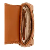 Bandolera Guess modelo Etel Chica color marrón con diseño tejido, solapa con cierre de botón a presión y placa triangular con logo dorado. Incluye correa de mano y correa larga de cadena dorada.
