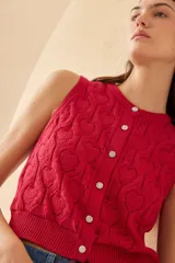 Chaleco rojo de punto con diseño de corazones en relieve y botones joya.