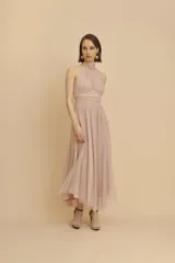 Vestido de fiesta midi color rosa con cuello halter y falda de microtul.