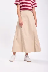 Falda midi color beige, de corte acampanado y tiro alto.