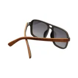 Lentes de sol con montura de madera color marrón y lentes grises.