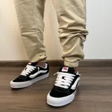 Pantalón de jogging negro con puños y estampado frontal con la leyenda "Buena Vibra Est. 2018".