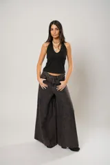 Jean de tiro alto color marrón oscuro con efecto lavado, de corte ancho y pierna muy fluida.