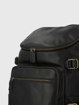 Mochila negra de cuero con cierre superior con cremallera, bolsillo frontal con cremallera, bolsillos laterales con hebillas y correas de hombro ajustables.