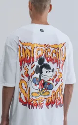 Remera blanca de algodón con cuello redondo y calce oversize. Estampado en la espalda de Mickey Mouse andando en skate con llamas y texto "Hot Diggity Skate Dogs".