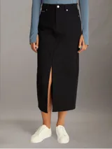 Falda midi de denim color negro, de tiro alto, corte recto y abertura frontal.