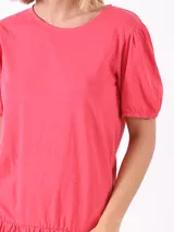Vestido corto fucsia con mangas cortas abullonadas y falda con volantes.