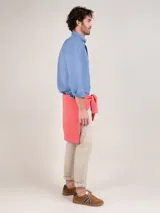 Camisa celeste de algodón con cuello abotonado, manga larga con puños abotonados y logo bordado en el pecho. Corte regular fit y teñido garment dyed para un acabado vintage.