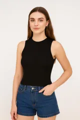 Musculosa negra de viscosa, corte ajustado al cuerpo y cuello redondo.