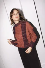 Sweater tejido con textura de trenzas y ochos, color marrón con detalles en gris.