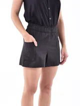 Short negro con cintura elastizada y bolsillos laterales.