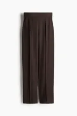 Pantalón de vestir marrón de punto con pinzas, tiro alto con cintura elástica, bolsillos al bies y piernas amplias con raya adelante.