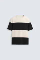 Camiseta de hombre de corte relaxed fit, confeccionada en tejido de algodón compacto con estructura piqué. Tiene cuello redondo y mangas cortas.