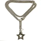 Collar de cadena plateada con dije de estrella calada.