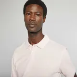 Chomba rosa de piqué de algodón con cuello clásico y tapeta de dos botones.