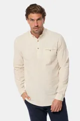Camisa blanca de lino con cuello mao, medio abotonada, manga larga y corte slim.