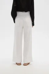 Pantalón blanco de viscosa, de corte recto y tiro alto, con bolsillos laterales y cintura elástica.