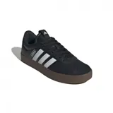 Zapatillas Adidas VL Court 3.0 para hombre, color negro con las tres tiras laterales en blanco y suela marrón.