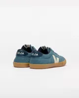 Zapatillas urbanas Veja modelo Volley, color azul con logo lateral en blanco y suela de goma color caramelo.