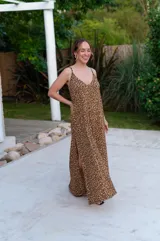 Vestido largo de viscosa con estampado animal print de leopardo, breteles finos y escote en V.