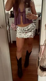 Minifalda plateada con lentejuelas circulares, tiro bajo y cintura elástica.