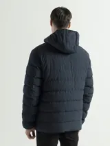 Campera de nylon capitonada color negro, con capucha y cierre frontal.