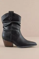Botas texanas negras de caña baja con puntera fina y taco de madera.