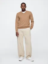 Buzo de algodón gris con escote en V y logo de Gap bordado en el pecho.