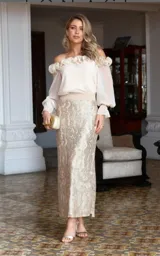 Falda midi dorada con estampado floral y cintura elastizada.