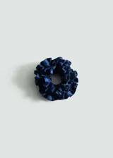 Clavel para el pelo de poliéster color azul marino con diseño de volantes.