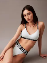 Corpiño Calvin Klein modelo Intense Power Micro, color celeste, con copas suaves y tirantes ajustables con logo.