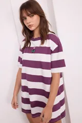 Remerón a rayas horizontales amarillas y blancas con cuello redondo festoneado y bordado de flor en el pecho.