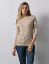 Sweater lila de tejido combinado, con cuello redondo y mangas 3/4 con detalle de botones.