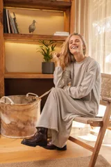 Vestido gris melange de corte holgado, con mangas largas y puños ajustados.