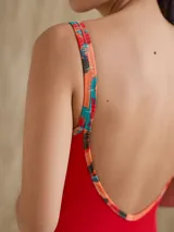 Malla enteriza roja con escote redondo y breteles estampados.