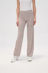Pantalón largo de poliéster con estampado de rayas diagonales en tonos beige y marrón, de corte recto y tiro medio.