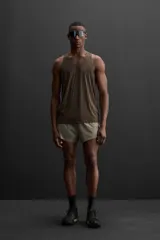 Musculosa deportiva negra de tejido ligero y elástico con zonas perforadas para mayor transpirabilidad, cuello redondo amplio, sisa con acabados termofijados, bajo con aberturas laterales y logo estampado reflectante en la espalda. Zara Athleticz.