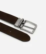 Cinturón marrón de cuero gamuzado con hebilla metálica rectangular.