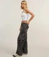 Pantalón recto de jeans color gris oscuro, con bolsillos cargo laterales y cintura con trabillas.