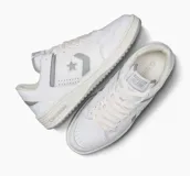 Championes urbanos Converse Weapon, color blanco con detalles en gris.