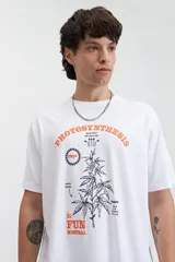 Remera verde con estampado de planta de marihuana y texto en color celeste.