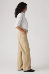 Pantalón de gabardina color beige, de corte recto y tiro alto.