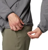 Campera tipo softshell con capucha, de color gris y negro. Presenta un diseño bicolor con el cuerpo principal gris y los hombros/mangas superiores en negro. Cuenta con cierre frontal de cremallera, bolsillos laterales con cremallera y puños elásticos.