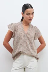 Blusa estampada con cuello mao y mangas cortas con volados.