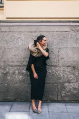 Bailarinas de terciopelo de seda color caramelo con detalle de flor en print ocre, blanco y negro.