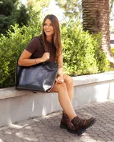 Botinetas de cuero marrón con acabado desgastado, diseño de caña baja con cierre frontal y dos correas con hebillas metálicas. Presentan una suela track robusta y antideslizante.