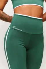 Calza larga deportiva azul marino con cintura alta y detalles en blanco en la cintura y laterales.